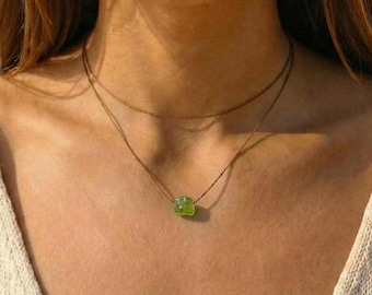 Collar envolvente de peridoto, collar sutil de piedras preciosas, peridoto crudo en gargantilla ajustable, collar de peridoto, collar impermeable, hecho a mano