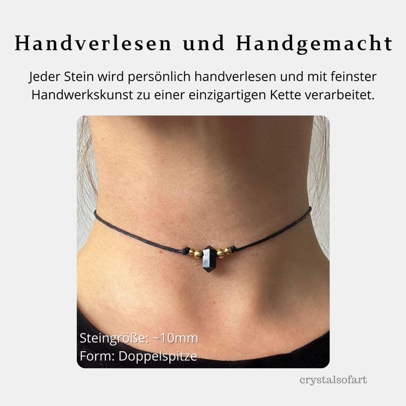 May include: A black choker necklace with a dark gemstone pendant and gold-colored beads. The necklace is displayed around a person's neck. Text on the image reads "Handverlesen und Handgemacht" and "Steingr&ouml;&szlig;e: ~10mm".