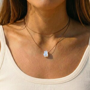 Gargantilla de piedra lunar en bruto, piedra lunar en bruto en gargantilla ajustable, collar de piedra lunar, collar impermeable, collar hecho a mano, collar envolvente de piedra lunar imagen 2