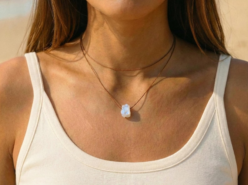 Gargantilla de piedra lunar en bruto, piedra lunar en bruto en gargantilla ajustable, collar de piedra lunar, collar impermeable, collar hecho a mano, collar envolvente de piedra lunar imagen 2