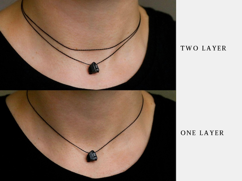 Puede incluir: Collares con colgantes de piedra negra. La imagen muestra dos estilos de collar: un dise&ntilde;o de dos capas y uno de una sola capa. Los collares presentan un colgante de piedra oscura suspendido de un fino cord&oacute;n negro. El texto "TWO LAYER" y "ONE LAYER" es visible.