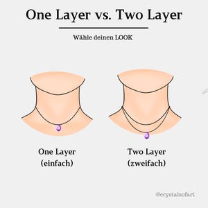 Puede incluir: Ilustraci&oacute;n que compara collares de una y dos capas. El texto superior dice "One Layer vs. Two Layer" y "W&auml;hle deinen LOOK". Los collares tienen un colgante morado. El collar de una capa est&aacute; etiquetado como "One Layer (einfach)" y el de dos capas como "Two Layer (zweifach)".