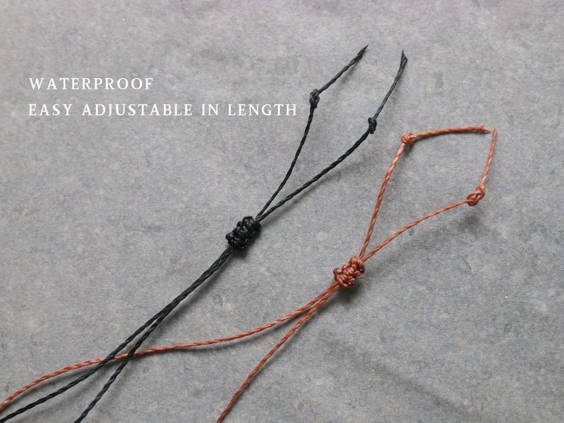 Puede incluir: Primer plano de dos cordones ajustables, uno negro y otro marr&oacute;n, con nudos. El texto "WATERPROOF EASY ADJUSTABLE IN LENGTH" est&aacute; en letras blancas en la parte superior. Los cordones est&aacute;n sobre una superficie gris.