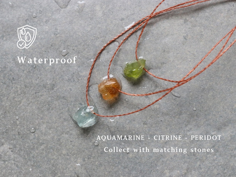 Puede incluir: Tres collares de piedras preciosas con piedras de aguamarina, citrino y peridoto sobre cordones marrones. La imagen incluye el texto "Waterproof" y los nombres de las piedras preciosas. Los collares se muestran sobre una superficie gris.