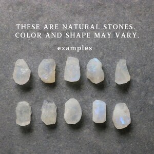 Puede incluir: Una colecci&oacute;n de piedras lunares naturales y en bruto de varias formas y tama&ntilde;os, con un aspecto p&aacute;lido y transl&uacute;cido. La imagen incluye texto que dice: "Estas son piedras naturales. El color y la forma pueden variar."