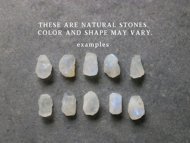 Puede incluir: Una colecci&oacute;n de piedras lunares naturales y en bruto de varias formas y tama&ntilde;os, con un aspecto p&aacute;lido y transl&uacute;cido. La imagen incluye texto que dice: "Estas son piedras naturales. El color y la forma pueden variar."