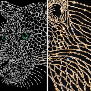 Könnte beinhalten: Ein geteiltes Bild auf schwarzem Hintergrund zeigt ein Leopardenkopf-Design. Die linke Seite ist ein Vorher-Bild des Designs aus weißen Punkten, und die rechte Seite ist ein Nachher-Bild des Designs aus funkelnden Kristallen. Die Texte "BEFORE" und "AFTER" stehen oben.