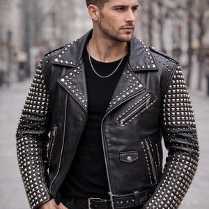 Puede incluir: Una chaqueta de cuero negra para motocicleta con tachuelas piramidales plateadas en las mangas y solapas. La chaqueta incluye cierre de cremallera frontal, varios bolsillos con cremallera, un bolsillo peque&ntilde;o con solapa y cintur&oacute;n.