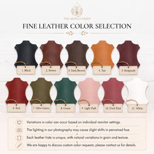 K&ouml;nnte beinhalten: Eine Lederfarbkarte mit dem Titel THE ARTISAN'S KEEP FINE LEATHER COLOR SELECTION mit elf nummerierten Mustern in Schwarz, Braun, Dunkelbraun, Hellbraun, Bordeaux, Rot, Olivgr&uuml;n, Gr&uuml;n, Hellrosa, Dunkelrosa und Wei&szlig; mit angeh&auml;ngten Etiketten.