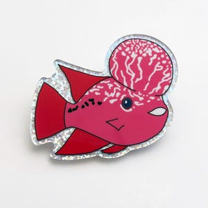 Pin acrílico de Flowerhorn / Insignia holográfica con purpurina para amantes de los acuarios y coleccionistas kawaii