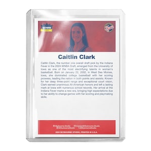 Pode incluir: Um cart&atilde;o de troca com Caitlin Clark, uma jogadora de basquete, em um fundo vermelho, branco e azul. O cart&atilde;o inclui o texto "Caitlin Clark" e uma biografia da jogadora.