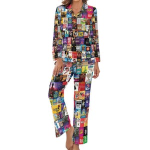 Könnte beinhalten: Ein zweiteiliger Pyjama mit einer Collage aus farbenfrohen Filmplakaten. Das langärmlige Oberteil hat einen Kragen und eine Knopfleiste. Die passende Hose ist gerade geschnitten. Der Pyjama ist aus einem weichen, bequemen Material.