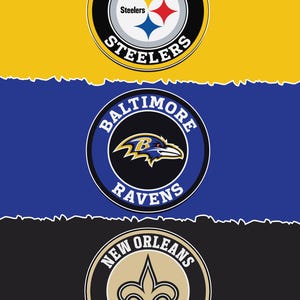 Puede incluir: Tres logotipos de equipos de la NFL sobre un fondo amarillo, azul y negro. El logotipo superior es negro y amarillo con las palabras "Pittsburgh Steelers". El logotipo del medio es negro, morado y blanco con las palabras "Baltimore Ravens". El logotipo inferior es negro, dorado y blanco con las palabras "New Orleans Saints".