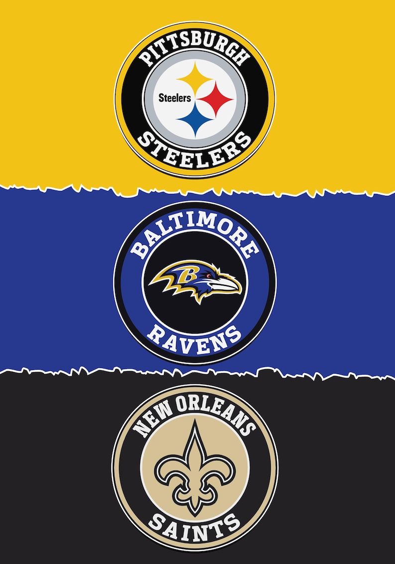 Puede incluir: Tres logotipos de equipos de la NFL sobre un fondo amarillo, azul y negro. El logotipo superior es negro y amarillo con las palabras "Pittsburgh Steelers". El logotipo del medio es negro, morado y blanco con las palabras "Baltimore Ravens". El logotipo inferior es negro, dorado y blanco con las palabras "New Orleans Saints".