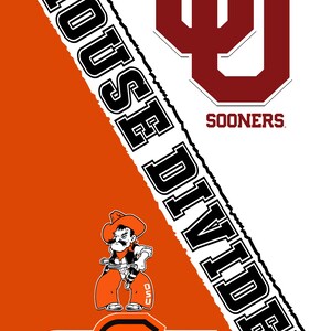 Puede incluir: Un fondo blanco con un gr&aacute;fico en blanco y negro que dice "House Divided". En el lado izquierdo del gr&aacute;fico, un fondo naranja con un vaquero de dibujos animados con un sombrero y un arma. Debajo del vaquero, un logotipo "OSU" naranja y negro. En el lado derecho del gr&aacute;fico, un logotipo "OU" marr&oacute;n con la palabra "Sooners" debajo.