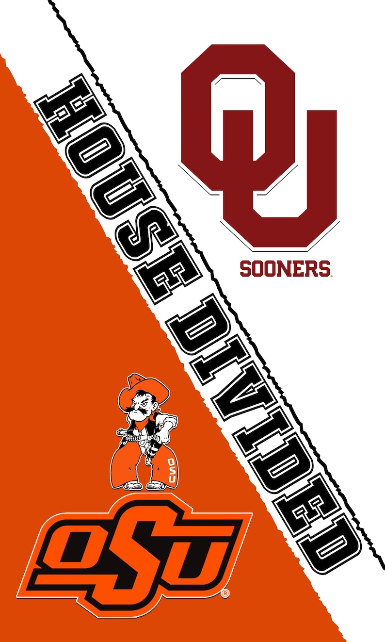 Puede incluir: Un fondo blanco con un gr&aacute;fico en blanco y negro que dice "House Divided". En el lado izquierdo del gr&aacute;fico, un fondo naranja con un vaquero de dibujos animados con un sombrero y un arma. Debajo del vaquero, un logotipo "OSU" naranja y negro. En el lado derecho del gr&aacute;fico, un logotipo "OU" marr&oacute;n con la palabra "Sooners" debajo.
