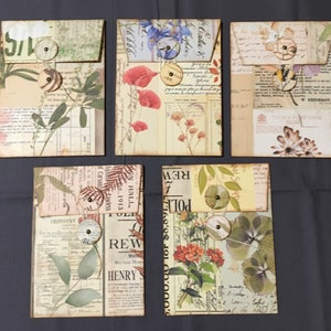 Sobres para pólizas con documentos de aspecto vintage e imágenes florales, cierre con botón y cordón