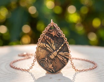 Pingente de libélula em cobre gravado: Colar com pátina verde-cobre