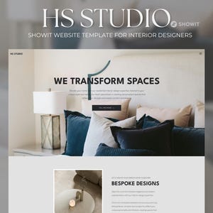 Pode incluir: Um modelo de site para designers de interiores, apresentando uma sala de estar com um sofá, almofadas e uma lâmpada. O texto "WE TRANSFORM SPACES" é exibido na página. O site é projetado usando a plataforma Showit.