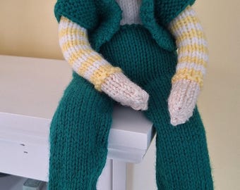 Regalsitzender Kobold mit Regenbogenband