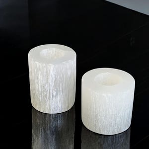 セレナイトキャンドルホルダー シリンダー 8 cm (3.15インチ) または 9 cm (3.54インチ) | モロッコ製ハンドメイド | 天然クリスタルティーライトホルダー