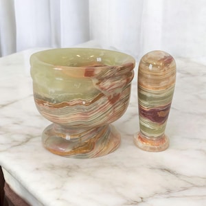 Handskuret mortel och stötset i naturlig onyx