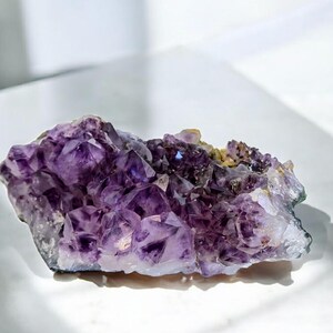 Amatista drusa en racimo, base plana, 21 cm (8,26 pulgadas) aprox. Única en su tipo, ejemplar raro, decoración del hogar, regalo perfecto. **ENVÍO GRATIS**