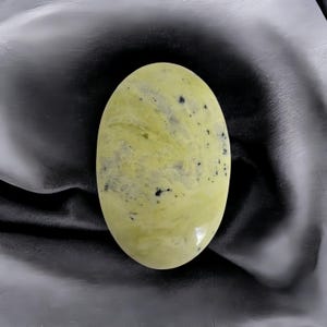Serpentine Palm Stone: Polished Healing Crystal for Meditation