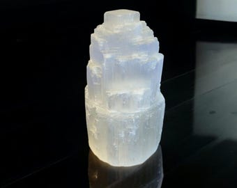 Luminária de torre de selenita de 15 cm com furo, esculpida à mão no Marrocos, fio e lâmpada incluídos