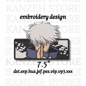 Puede incluir: Un parche de diseño bordado que presenta un personaje con cabello blanco y ojos azules, con un gesto de dedo en los labios. El parche es rectangular, con el texto "embroidery design" arriba y "7.5"" (aproximadamente 19 cm) abajo.