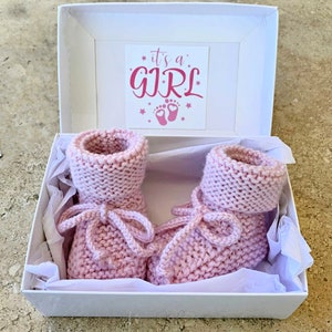 Congratulazioni regalo di gravidanza per la nuova mamma, stivaletti rosa all&#39;uncinetto, regalo neonato, regalo nuova bambina, It&#39;s a Girl coming home outfit