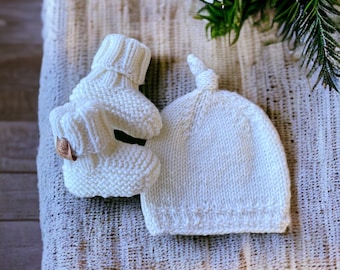 Hand Knitted Top Knot Hat and Matching Booties, White, Sizes 0-12 months. Softest Australian Merino Wool, Stay on booties, Handmade knitted