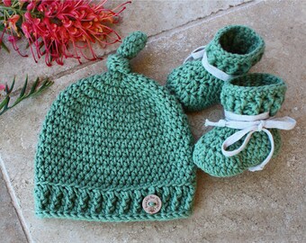 Pure Cotton Green Baby Booties & Top Knot Beanie, Green with cotton ties for stay on booties,  Crochet beanie, Crochet booties, NB - 12 mths