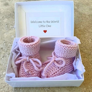 Congratulazioni regalo di gravidanza per la nuova mamma, stivaletti rosa all&#39;uncinetto, regalo neonato, regalo nuova bambina, 0-6 mesi vestito di ritorno a casa