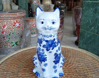 Ceramic vase pots with animal motifs are suitable for room decoration