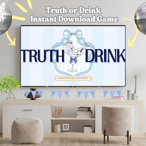 Pode incluir: Um ecrã de jogo para download digital exibe as palavras "Truth or Drink" em azul marinho. O jogo é para uma despedida de solteira, com um design azul claro e branco. A sala é decorada com bolas de discoteca e uma faixa.