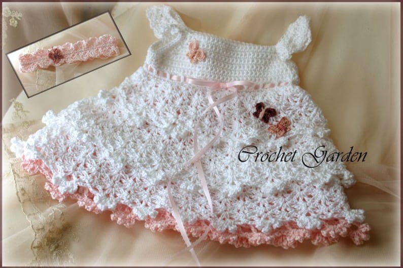 Pu&ograve; includere: Abito da neonata bianco all'uncinetto con un nastro rosa e un bordo in crochet rosa. L'abito &egrave; decorato con tre farfalle all'uncinetto rosa, marrone e bianco.