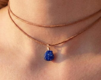 Naszyjnik z surowego lapis lazuli, wisior z lapis lazuli na bawełnianym sznurku, wisior z lapis lazuli w złocie i srebrze, naszyjnik z kamieniami szlachetnymi, naszyjnik z prawdziwego lapis lazuli