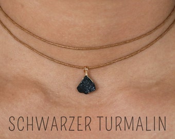 Roher Schwarzer Turmalin Choker, Turmalin Anhänger an Baumwollband, schwarzer Turmalin Anhänger Gold Silber, Schutzstein, Kristall Kette