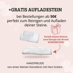 May include: Two white selenite charging crystals, one stacked on top of the other. The crystals are on a pink background with the text "+GRATIS AUFLADESTEIN bei Bestellungen ab 50&euro; perfekt zum Reinigen und Aufladen deiner Steine. Verleih deinen Steinen neue Energie mit diesem WUNDERSTEIN! HANDFREUDE von einer kleinen K&uuml;nstlerin mit Herz kreiert."