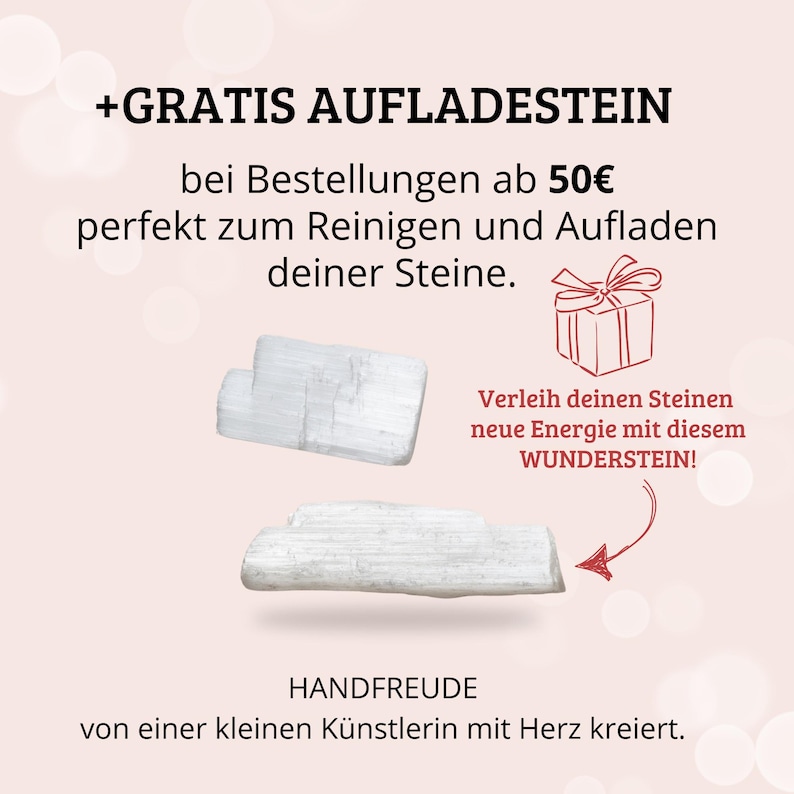 May include: Two white selenite charging crystals, one stacked on top of the other. The crystals are on a pink background with the text "+GRATIS AUFLADESTEIN bei Bestellungen ab 50&euro; perfekt zum Reinigen und Aufladen deiner Steine. Verleih deinen Steinen neue Energie mit diesem WUNDERSTEIN! HANDFREUDE von einer kleinen K&uuml;nstlerin mit Herz kreiert."