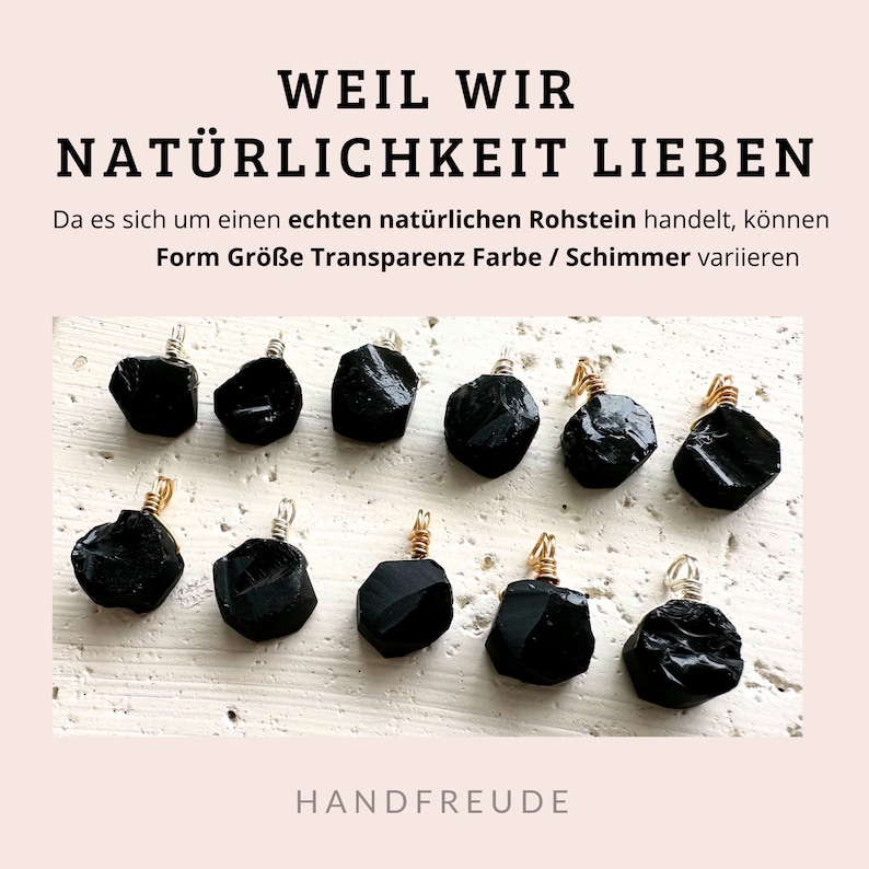 May include: Ten black gemstone pendants with gold wire wraps. The text "WEIL WIR NAT&Uuml;RLICHKEIT LIEBEN" is at the top of the image. The text "Da es sich um einen echten nat&uuml;rlichen Rohstein handelt, k&ouml;nnen Form Gr&ouml;&szlig;e Transparenz Farbe / Schimmer variieren" is below the pendants. The text "HANDFREUDE" is at the bottom of the image.