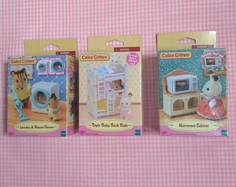 Calico Critters landelijke woonaccessoires - Sylvanian families - triple baby stapelbed - was- en stofzuiger - magnetronkast