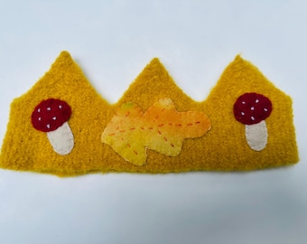 Wool birthday crown with leaf and mushrooms