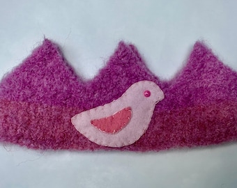 Wool birthday crown with flowers.