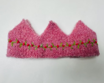 Wool birthday crown with flowers.