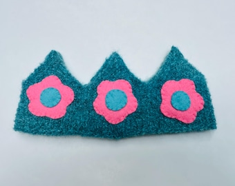 Wool birthday crown with flowers.