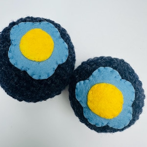Crochet Covered Wool Ball: Felted Flower Embellishment