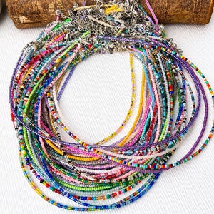 Collar de cuentas de semillas, joyería de vidrio diminuto, accesorio de cuentas delicadas, hilo de alambre delicado, estilo bohemio minimalista, cadena de capas, longitud ajustable imagen 10