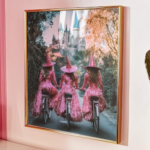 Impresión de arte de pared de brujas montando en bicicleta, póster gótico de bruja rosa, decoración de biblioteca oscura de fantasía de brujas, regalo espeluznante de Halloween, letrero sin marco